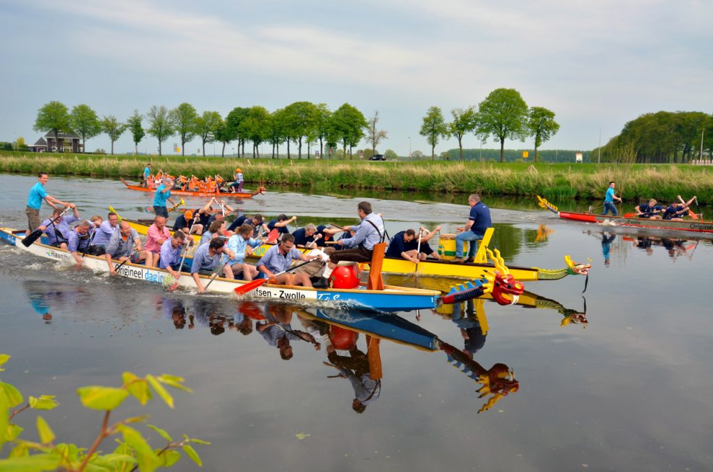 people that are rowing over the Vecht river